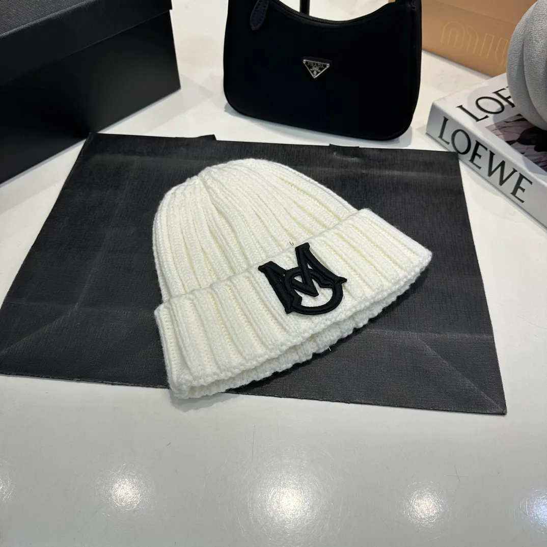 P60 Moncler 💥 Official website classic knitted hat, replica of the original. Very soft and skin-friendly, very elastic 💓 Textured and very versatile style ~ Warm cashmere woolen hat, one size fits all and elastic ~ Unisex, can be worn by any head size. Super quality, highly recommended