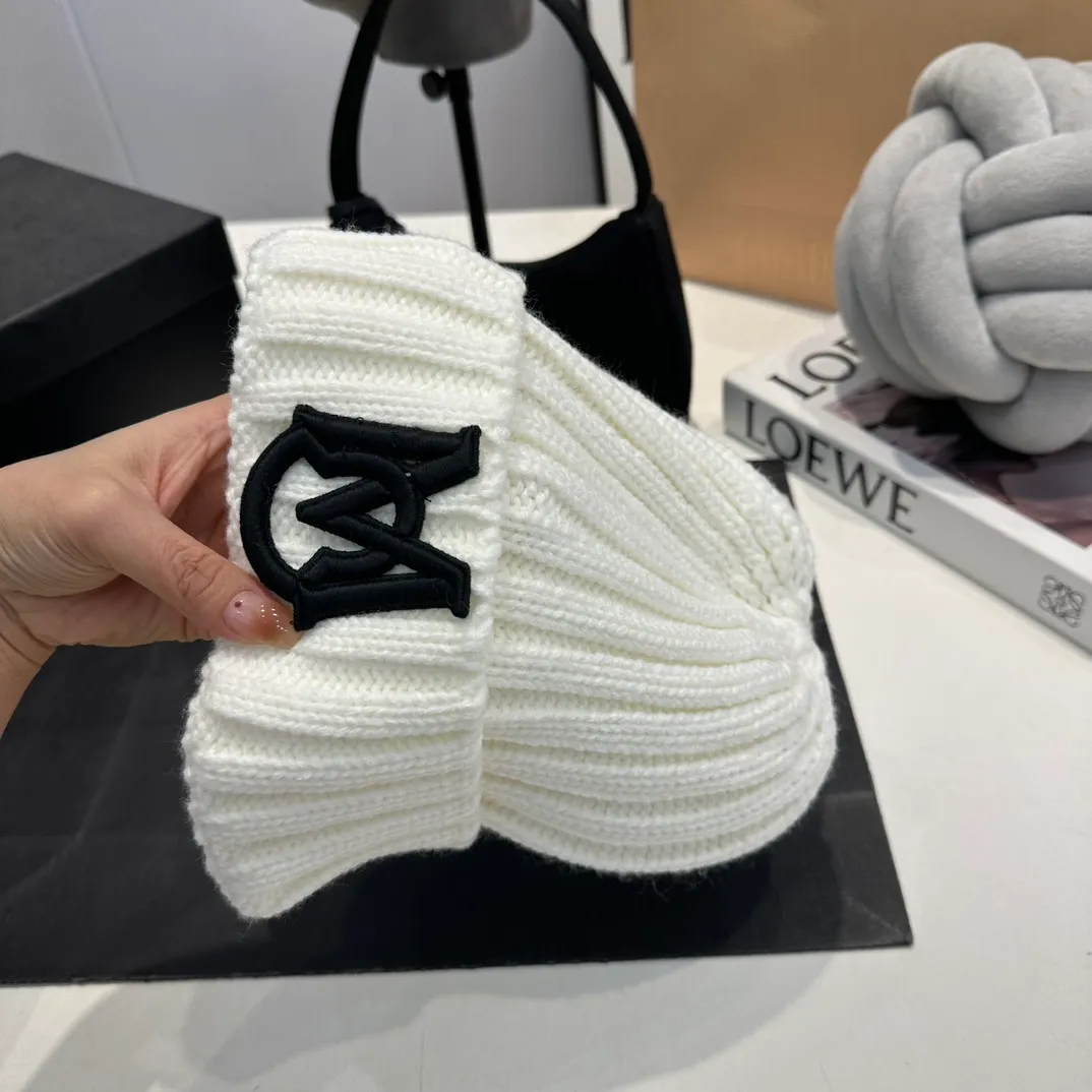 P60 Moncler 💥 Official website classic knitted hat, replica of the original. Very soft and skin-friendly, very elastic 💓 Textured and very versatile style ~ Warm cashmere woolen hat, one size fits all and elastic ~ Unisex, can be worn by any head size. Super quality, highly recommended