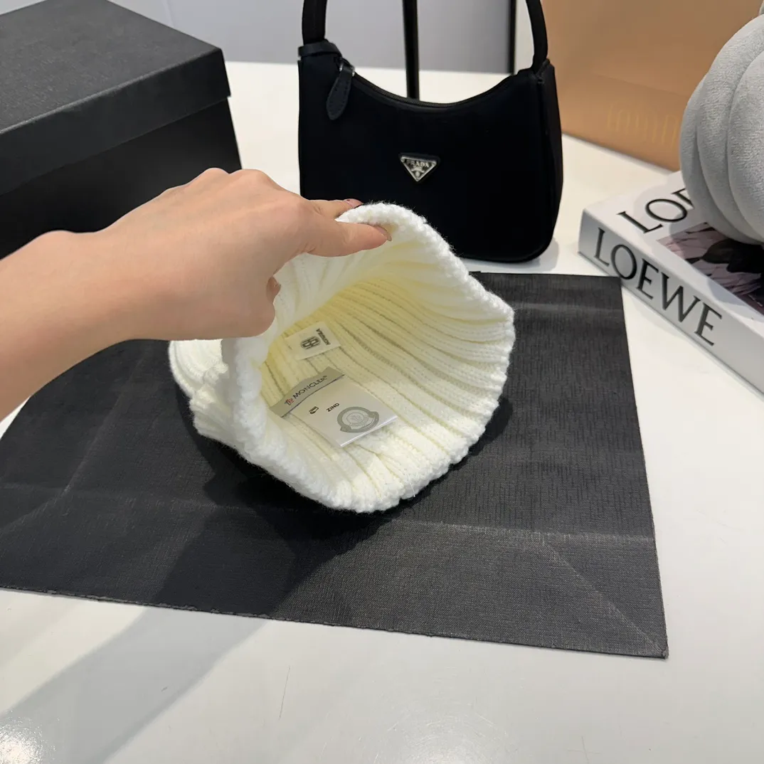 P60 Moncler 💥 Official website classic knitted hat, replica of the original. Very soft and skin-friendly, very elastic 💓 Textured and very versatile style ~ Warm cashmere woolen hat, one size fits all and elastic ~ Unisex, can be worn by any head size. Super quality, highly recommended