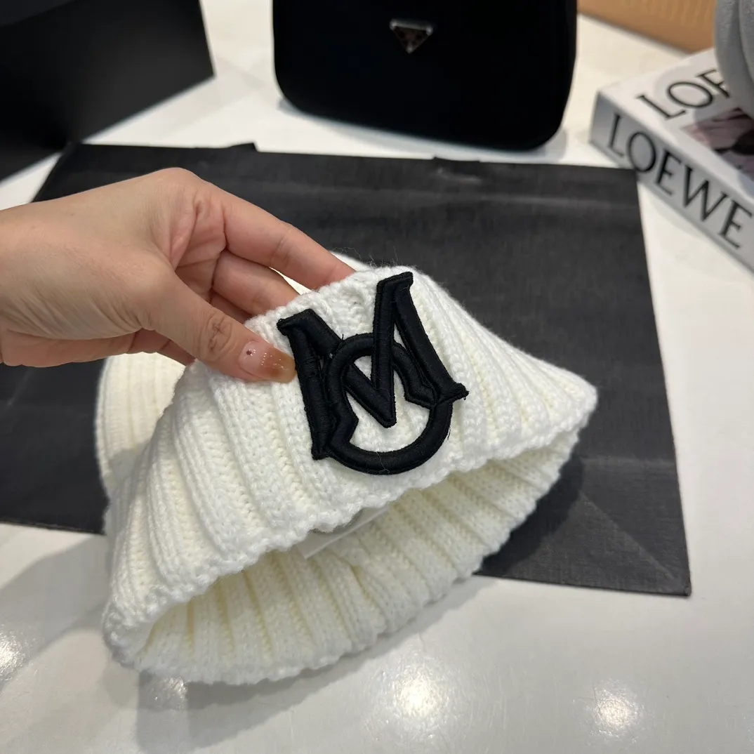 P60 Moncler 💥 Official website classic knitted hat, replica of the original. Very soft and skin-friendly, very elastic 💓 Textured and very versatile style ~ Warm cashmere woolen hat, one size fits all and elastic ~ Unisex, can be worn by any head size. Super quality, highly recommended