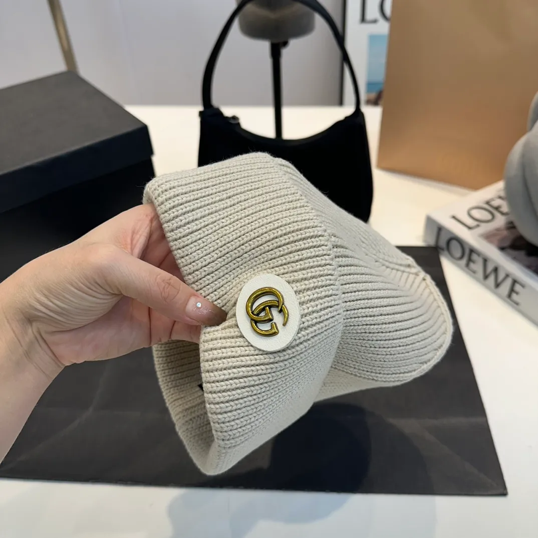 P56 GUCCI Autumn and Winter This series of soft accessories has elegant colors and cleverly incorporates collection elements. Crafted in camel, this hat is crafted from ribbed-knit wool and cashmere-blend. The oval Double G leather patch adds a subtle logo connotation to the entire design. Genuinely textured knit wool and cashmere blend Gold-tone hardware Oval Double G leather patch