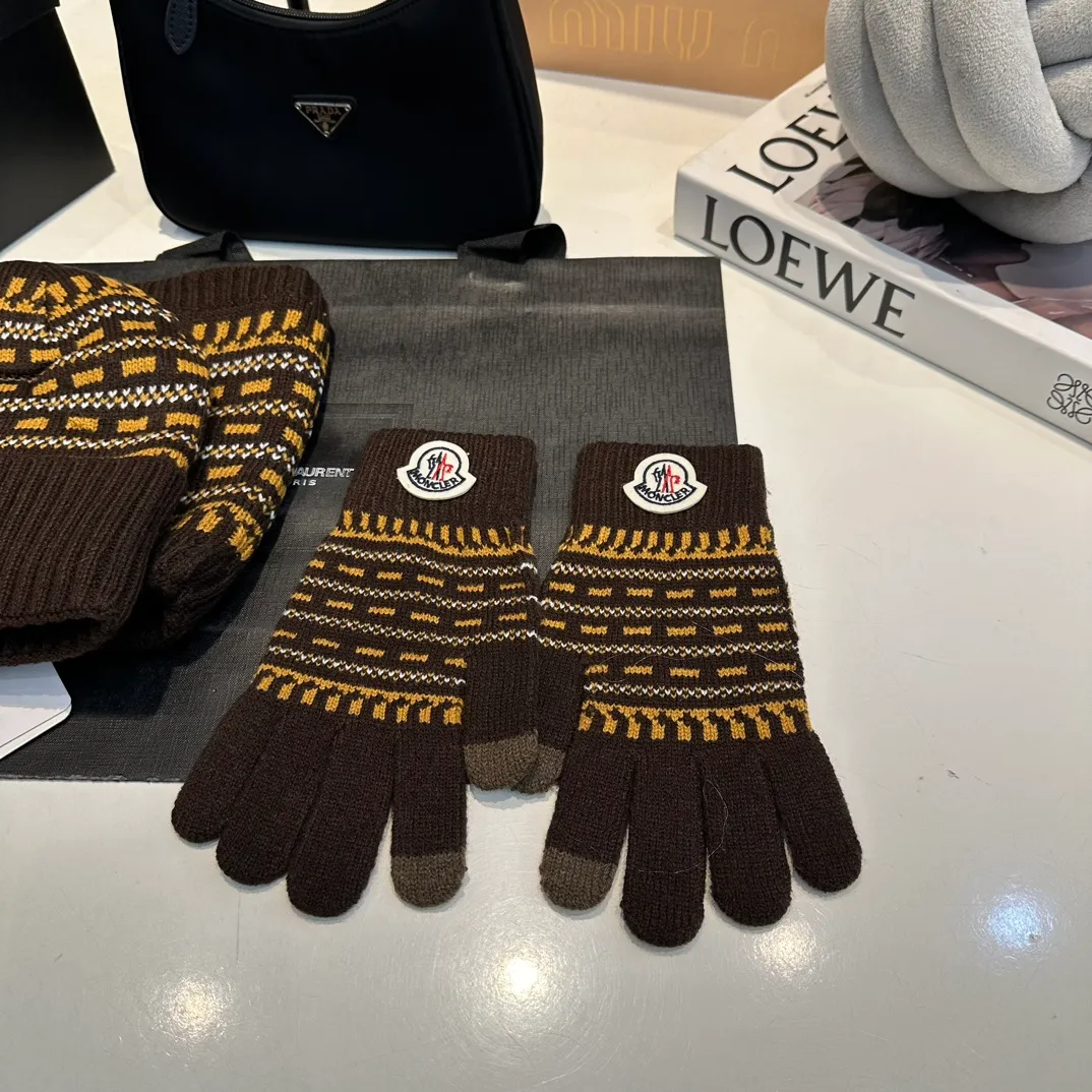 P140 Moncler Moncler 💥 Mouth three-piece set, gloves, hat, scarf, original replica. Very soft and skin-friendly, very elastic 💓 Textured and very versatile style ~ Warm, one size fits all and elastic ~ Unisex, can be worn by any head size. Super quality, highly recommended