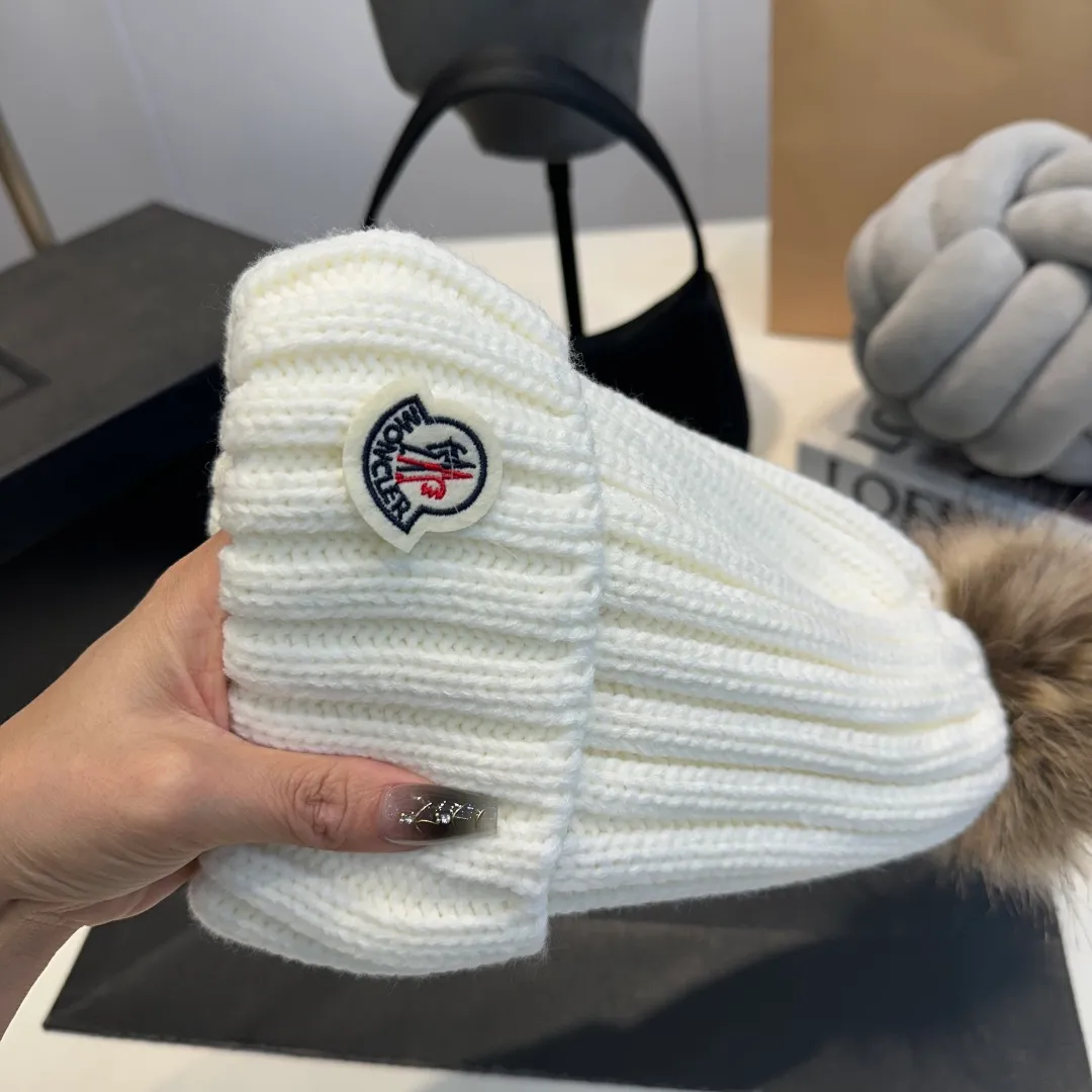 P50 high version Moncler Moncler 💥 Official website classic knitted hat, replica of the original. Very soft and skin-friendly, very elastic 💓 Textured and very versatile style ~ Warm cashmere woolen hat, one size fits all and elastic ~ Unisex, can be worn by any head size. Super quality, highly recommended