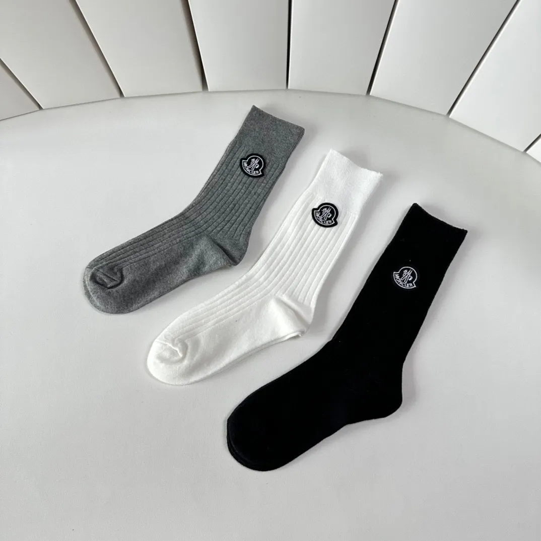 Special P110💛Comes with packaging Moncler’s new classic mid-length accessories socks, piles of socks! Three pairs in a box, synchronized tube socks from the counter, 💛 big brands are out on the street, a must-have for fashionistas 🔥 very easy to match.