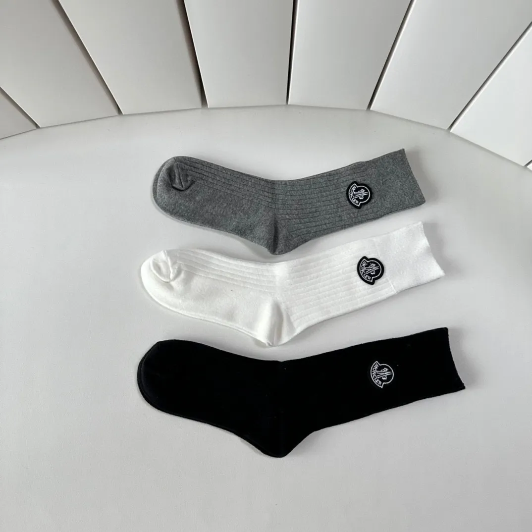 Special P110💛Comes with packaging Moncler’s new classic mid-length accessories socks, piles of socks! Three pairs in a box, synchronized tube socks from the counter, 💛 big brands are out on the street, a must-have for fashionistas 🔥 very easy to match.