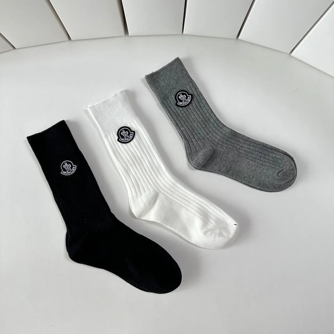 Special P110💛Comes with packaging Moncler’s new classic mid-length accessories socks, piles of socks! Three pairs in a box, synchronized tube socks from the counter, 💛 big brands are out on the street, a must-have for fashionistas 🔥 very easy to match.