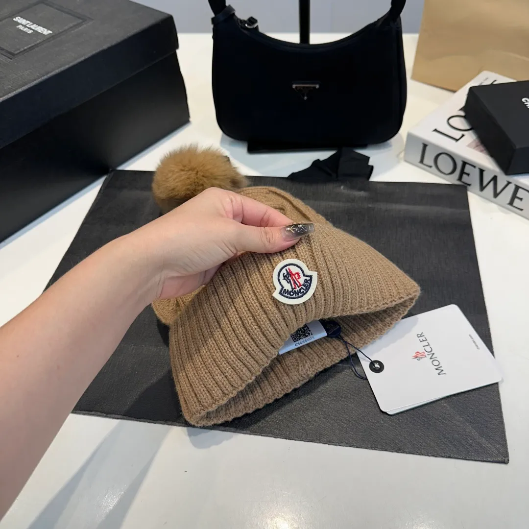 P90 high version Moncler Moncler 💥 Official website classic knitted hat, replica of the original. Very soft and skin-friendly, very elastic 💓 Textured and very versatile style ~ Warm cashmere woolen hat, one size fits all and elastic ~ Unisex, can be worn by any head size. Super quality, highly recommended