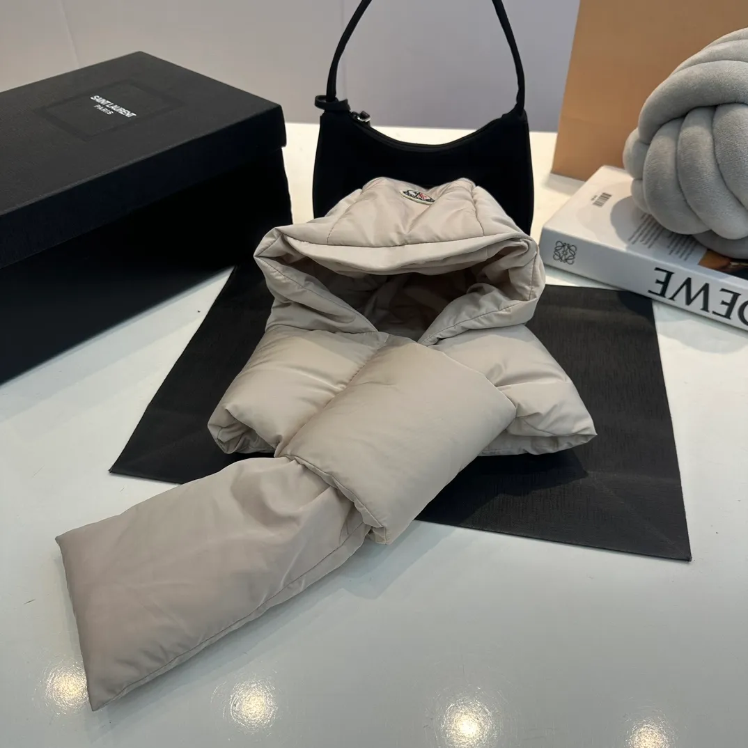 P80 Moncler Mouth Mouth Autumn and Winter Down Cotton Ear Protection and Neck Cap. The lining is soft and waxy, you can enjoy it authentically! Same style for men and women
