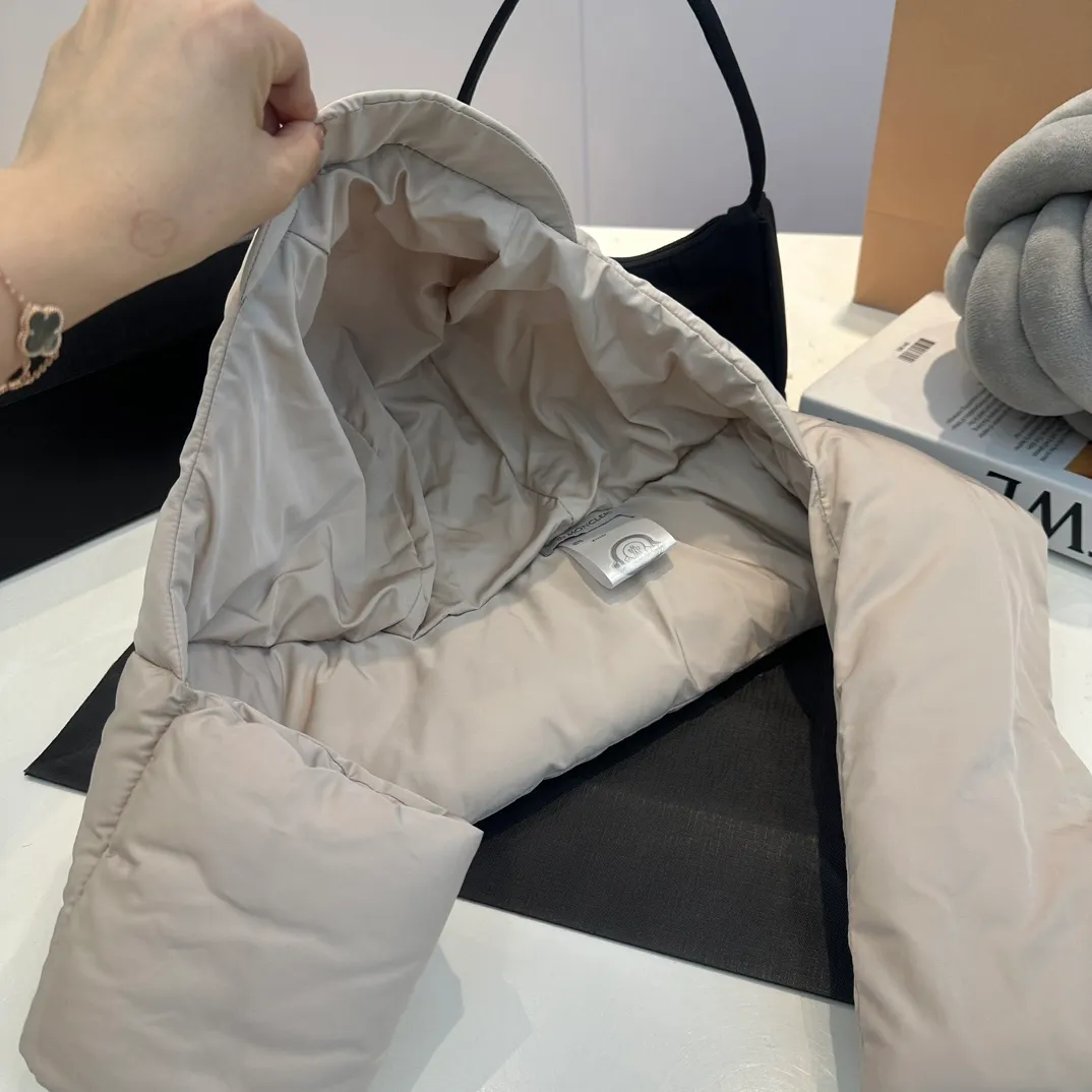 P80 Moncler Mouth Mouth Autumn and Winter Down Cotton Ear Protection and Neck Cap. The lining is soft and waxy, you can enjoy it authentically! Same style for men and women