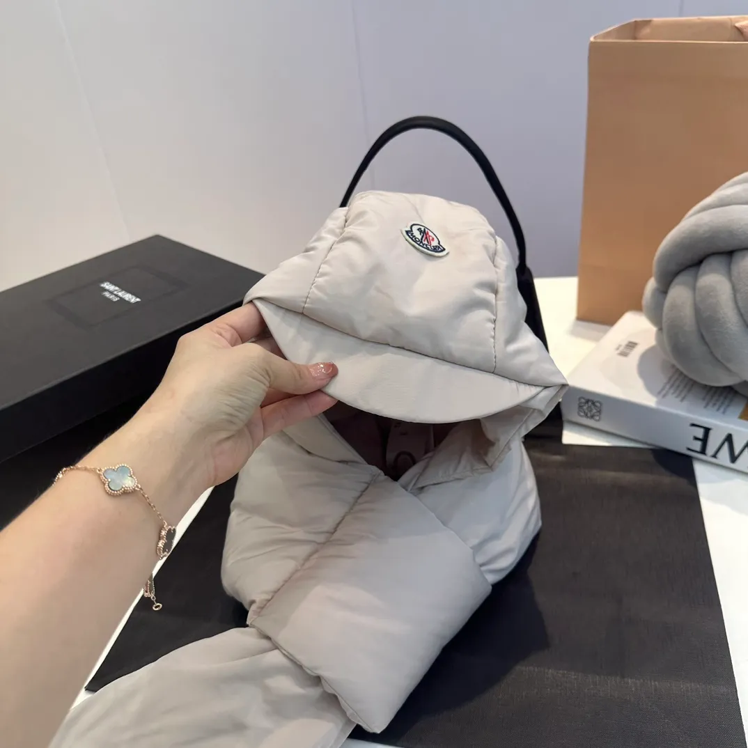 P80 Moncler Mouth Mouth Autumn and Winter Down Cotton Ear Protection and Neck Cap. The lining is soft and waxy, you can enjoy it authentically! Same style for men and women