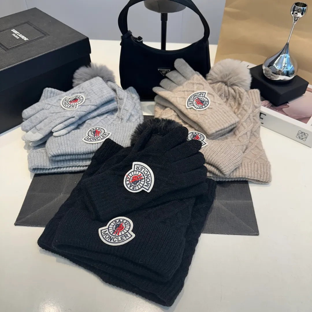 P160 Moncler muzzle suit 2025 autumn and winter style cuffed wool knitted beanie + scarf + gloves High quality customization! This must be my favorite of minimalism. It is clean, neat, fashionable and versatile, and will definitely not be picky about your face shape! A fashionable classic that lasts forever!