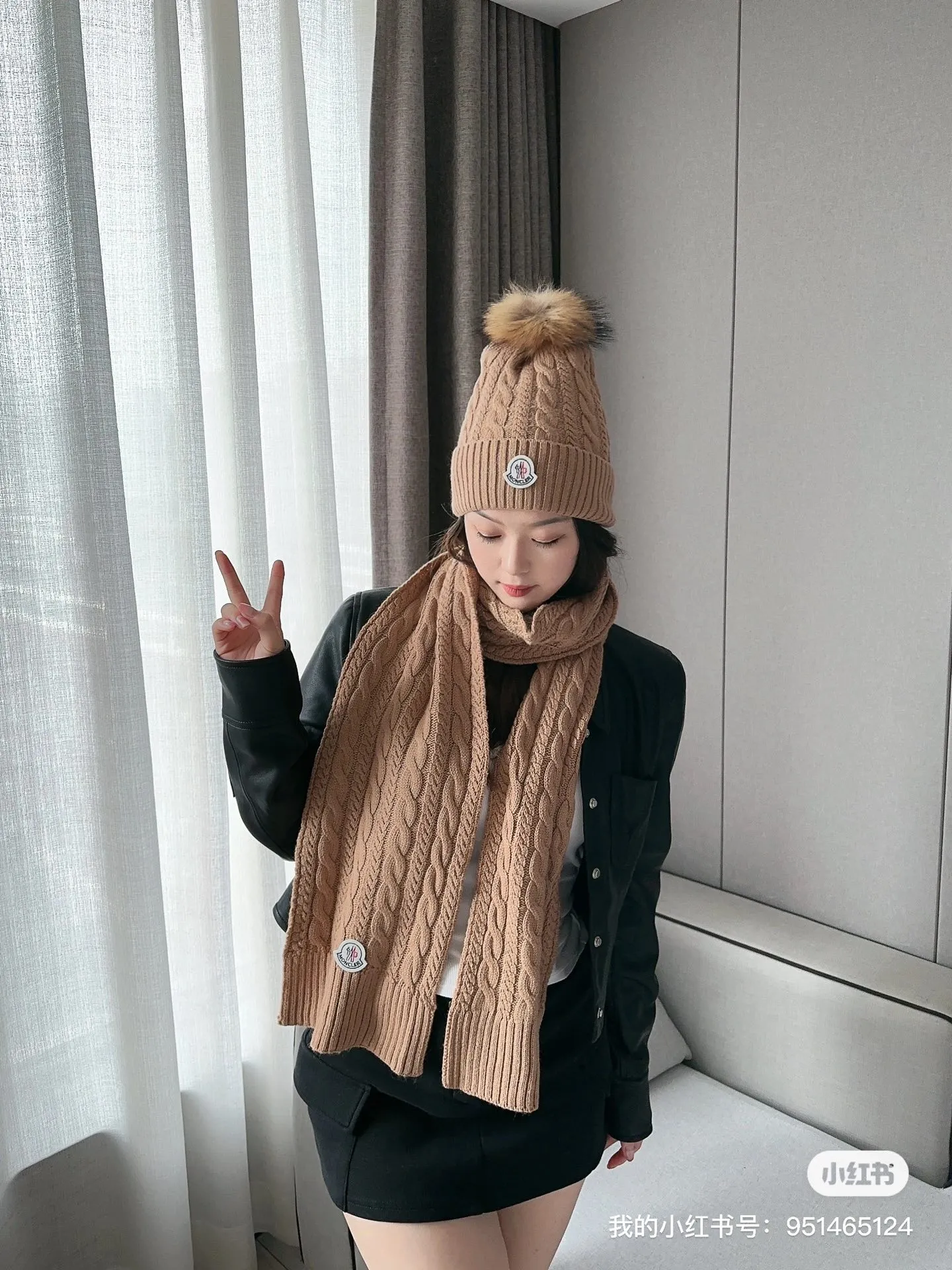P170 MONCLER classic suit hat! Hat ➕Scarf! Cashmere and Rabbit Velvet Quality! It's warm and super comfortable~A great tool for young ladies to reduce their age in winter~This winter, all you need is a set of hats~It's warm and fashionable! Unisex model! Can be made as a couple model! Complete range of anti-counterfeiting labels and elevators! Many styles, welcome to choose!!