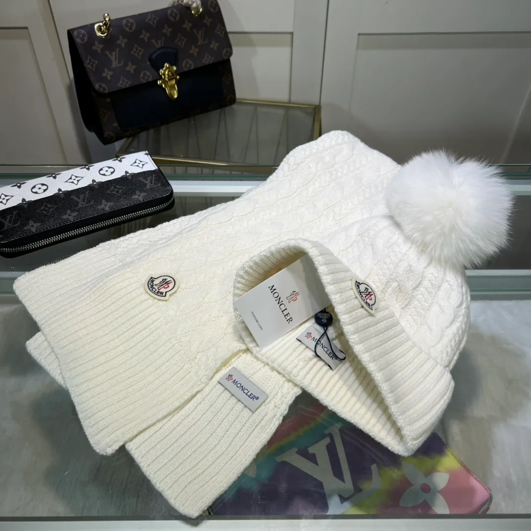 P170 MONCLER classic suit hat! Hat ➕Scarf! Cashmere and Rabbit Velvet Quality! It's warm and super comfortable~A great tool for young ladies to reduce their age in winter~This winter, all you need is a set of hats~It's warm and fashionable! Unisex model! Can be made as a couple model! Complete range of anti-counterfeiting labels and elevators! Many styles, welcome to choose!!