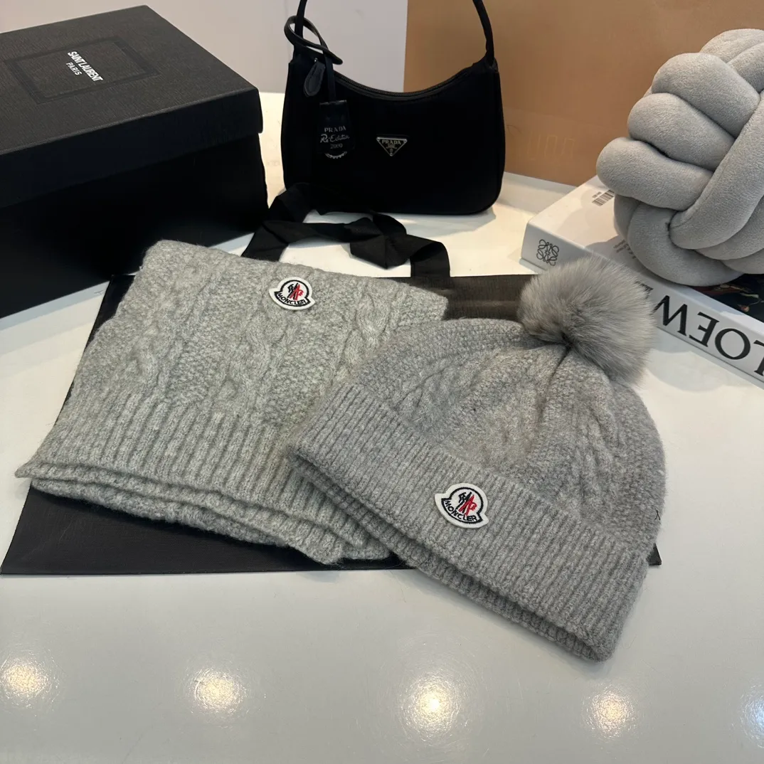P180 MONCLER Mouth Cover Suit♥️Original hat and scarf set! Made of rabbit velvet➕cashmere, with a 15cm fox fur ball, a real fur ball! Warm and fashionable 😱[愄火] Versatile style [Love] The texture is very good, comfortable and breathable [Hey ha] Looks good no matter how you match it [Shh] A must-have for fashionistas [Wit] 4 colors available❤️❤️Unisex, the ball can be removed