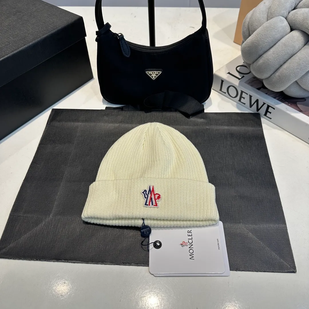 P50 MONCLER Mouth Mouth 🎩 Knitted Beanie, good quality, high-end, super soft! Super hot💖The texture is great and it’s great to match when out on the street! Fashion trends! A must-have item for autumn and winter, the same style for men and women is available now!