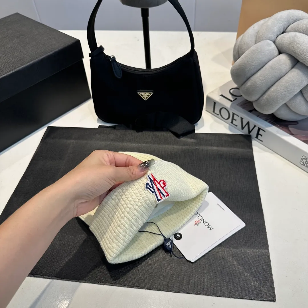 P50 MONCLER Mouth Mouth 🎩 Knitted Beanie, good quality, high-end, super soft! Super hot💖The texture is great and it’s great to match when out on the street! Fashion trends! A must-have item for autumn and winter, the same style for men and women is available now!