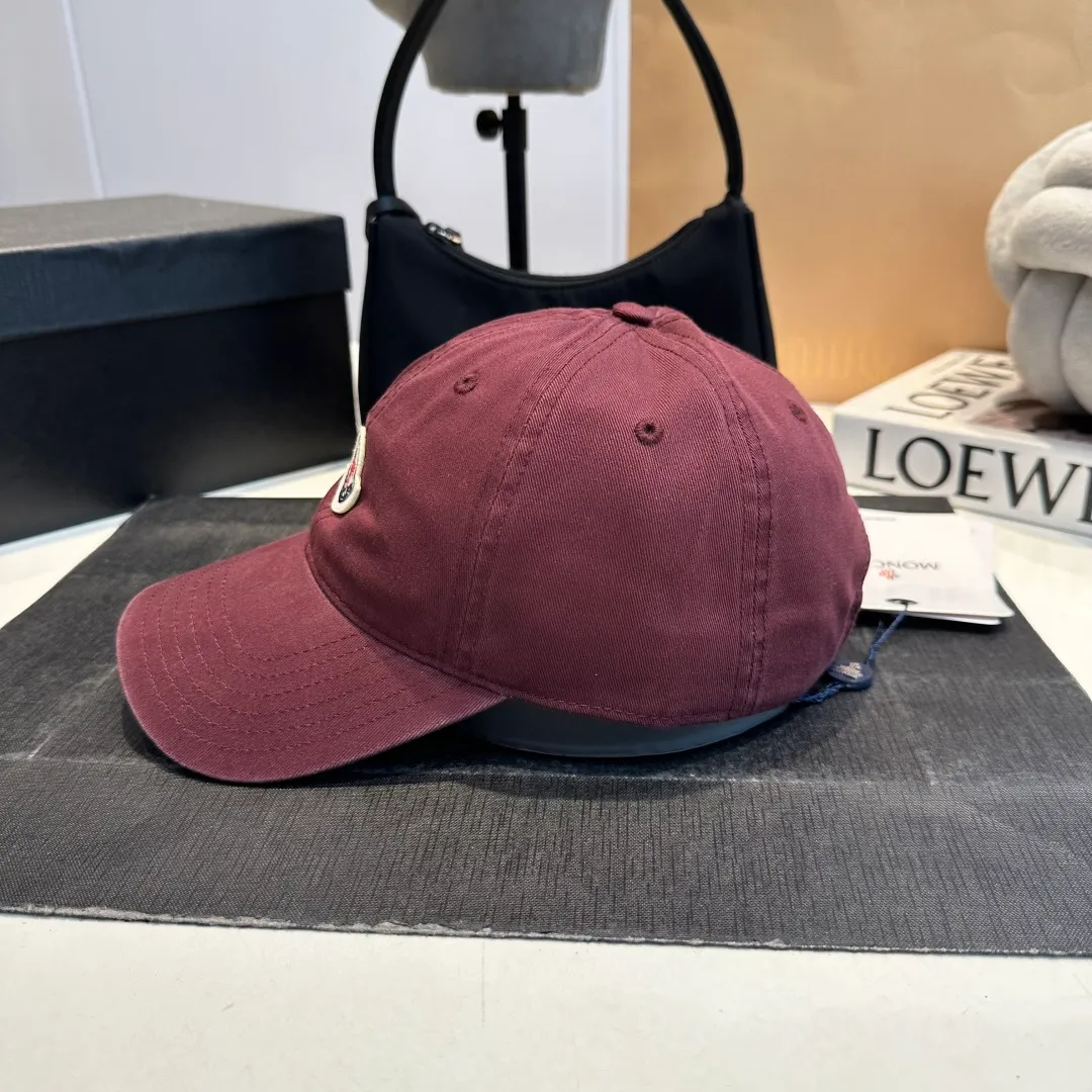 P56 MONCLER new baseball cap, a fashionable street item with a great style, a favorite among Internet celebrities and fashion bloggers! High quality, comfortable and breathable, concave shape looks good