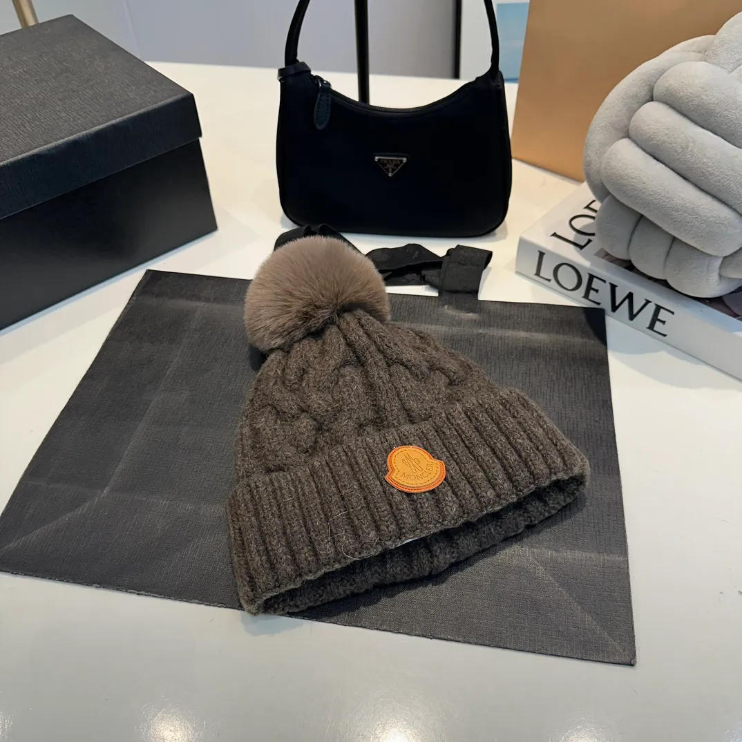 P70 Moncler 💥 Official website classic knitted hat, replica of the original. Very soft and skin-friendly, very elastic 💓 Textured and very versatile style ~ Warm cashmere woolen hat, one size fits all and elastic ~ Unisex, can be worn by any head size. Super quality, highly recommended