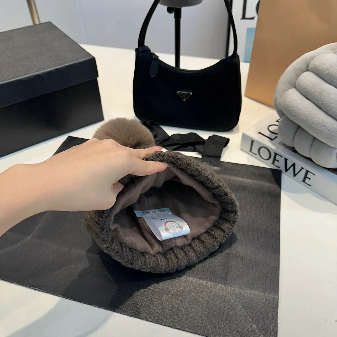 P70 Moncler 💥 Official website classic knitted hat, replica of the original. Very soft and skin-friendly, very elastic 💓 Textured and very versatile style ~ Warm cashmere woolen hat, one size fits all and elastic ~ Unisex, can be worn by any head size. Super quality, highly recommended