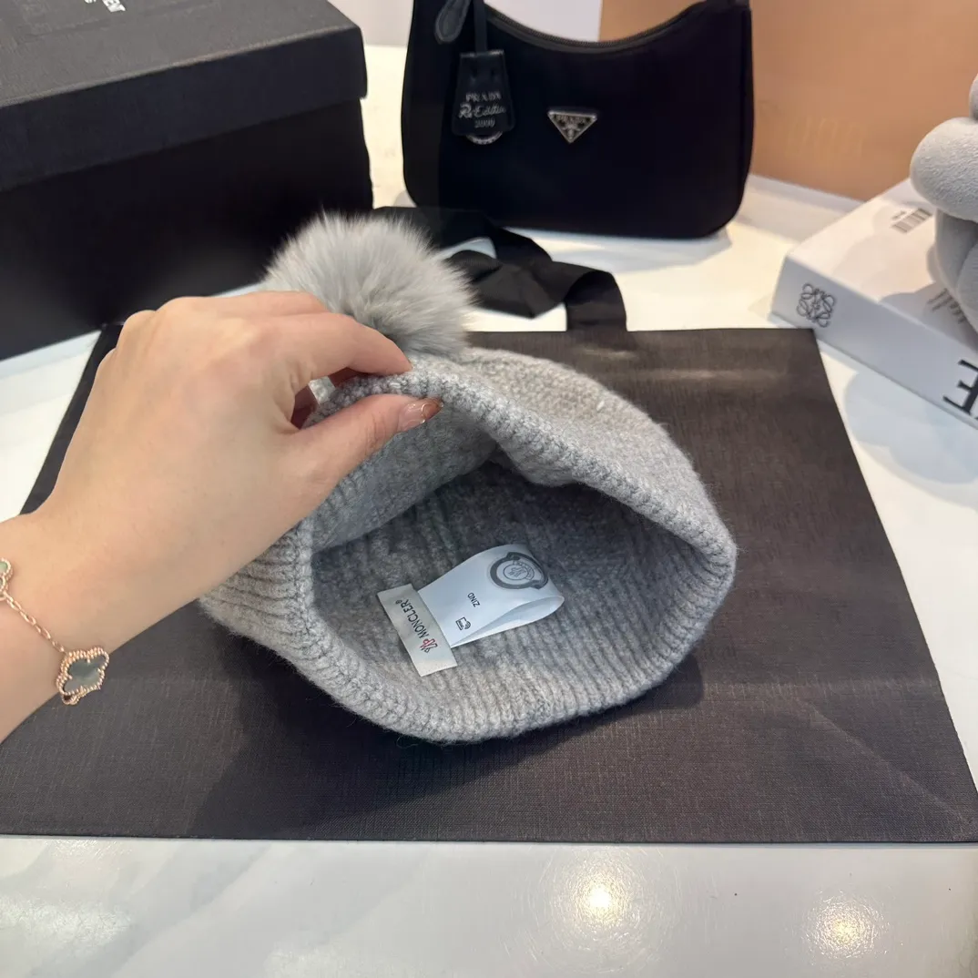 P180 MONCLER Mouth Cover Suit♥️Original hat and scarf set! Made of rabbit velvet➕cashmere, with a 15cm fox fur ball, a real fur ball! Warm and fashionable 😱[愄火] Versatile style [Love] The texture is very good, comfortable and breathable [Hey ha] Looks good no matter how you match it [Shh] A must-have for fashionistas [Wit] 4 colors available❤️❤️Unisex, the ball can be removed