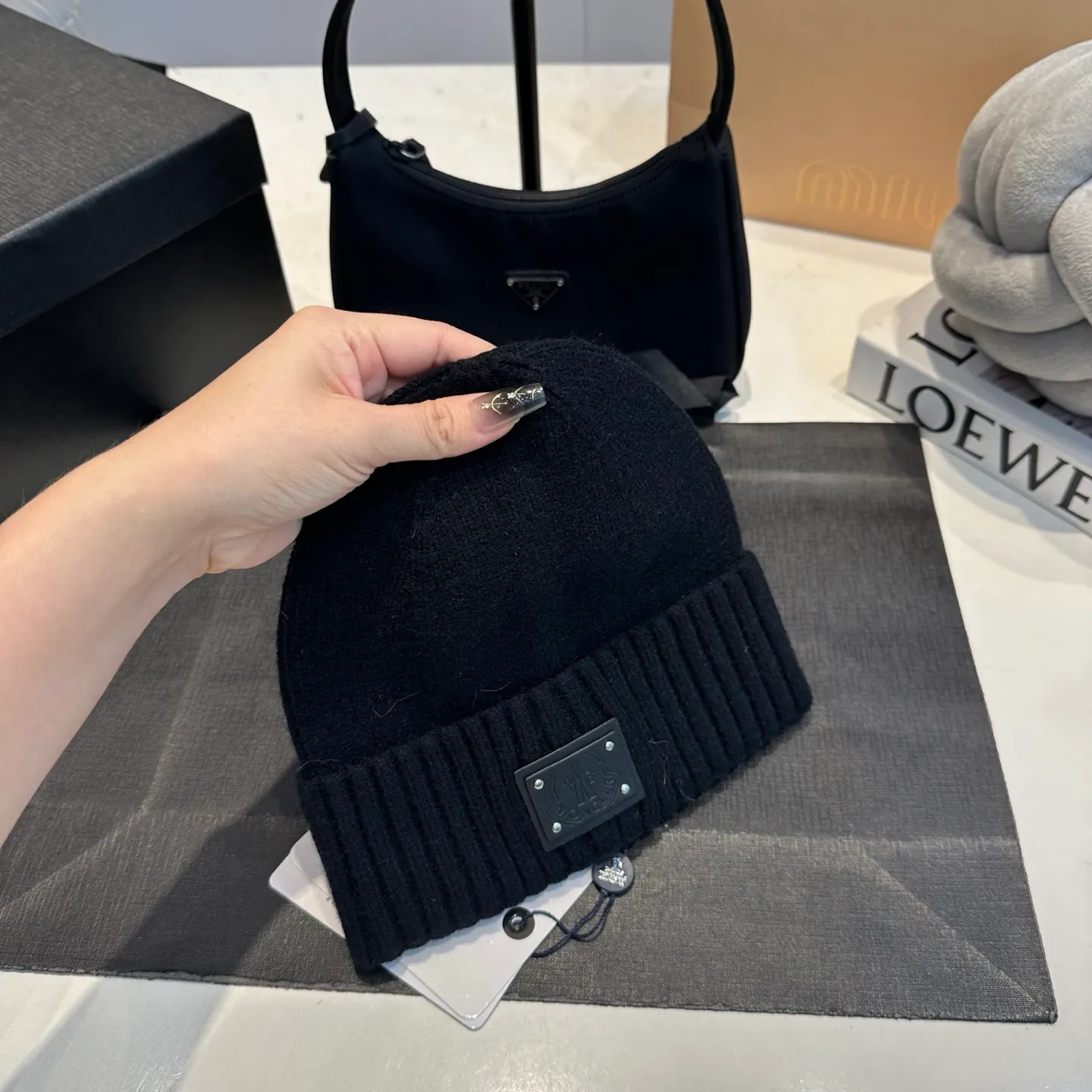P50 Moncler warm woolen hat, sweet and cool style! Reduce your age and make your face look smaller. I’d like to share it with everyone. Every color matches well and the breasts are milky.
