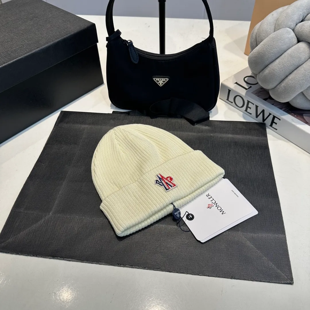 P50 MONCLER Mouth Mouth 🎩 Knitted Beanie, good quality, high-end, super soft! Super hot💖The texture is great and it’s great to match when out on the street! Fashion trends! A must-have item for autumn and winter, the same style for men and women is available now!