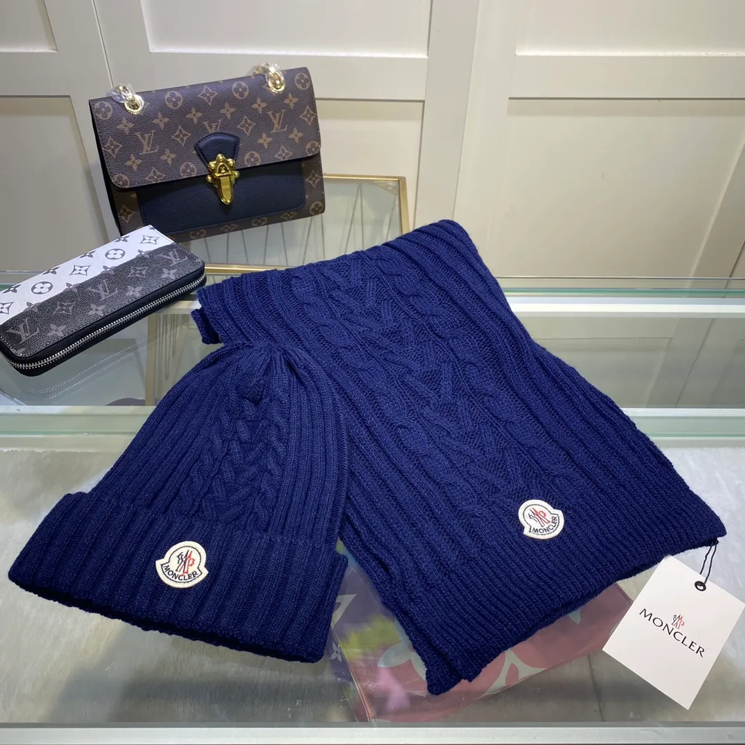 P170 MONCLER classic suit hat! Hat ➕Scarf! Cashmere and Rabbit Velvet Quality! It's warm and super comfortable~A great tool for young ladies to reduce their age in winter~This winter, all you need is a set of hats~It's warm and fashionable! Unisex model! Can be made as a couple model! Complete range of anti-counterfeiting labels and elevators! Many styles, welcome to choose!!