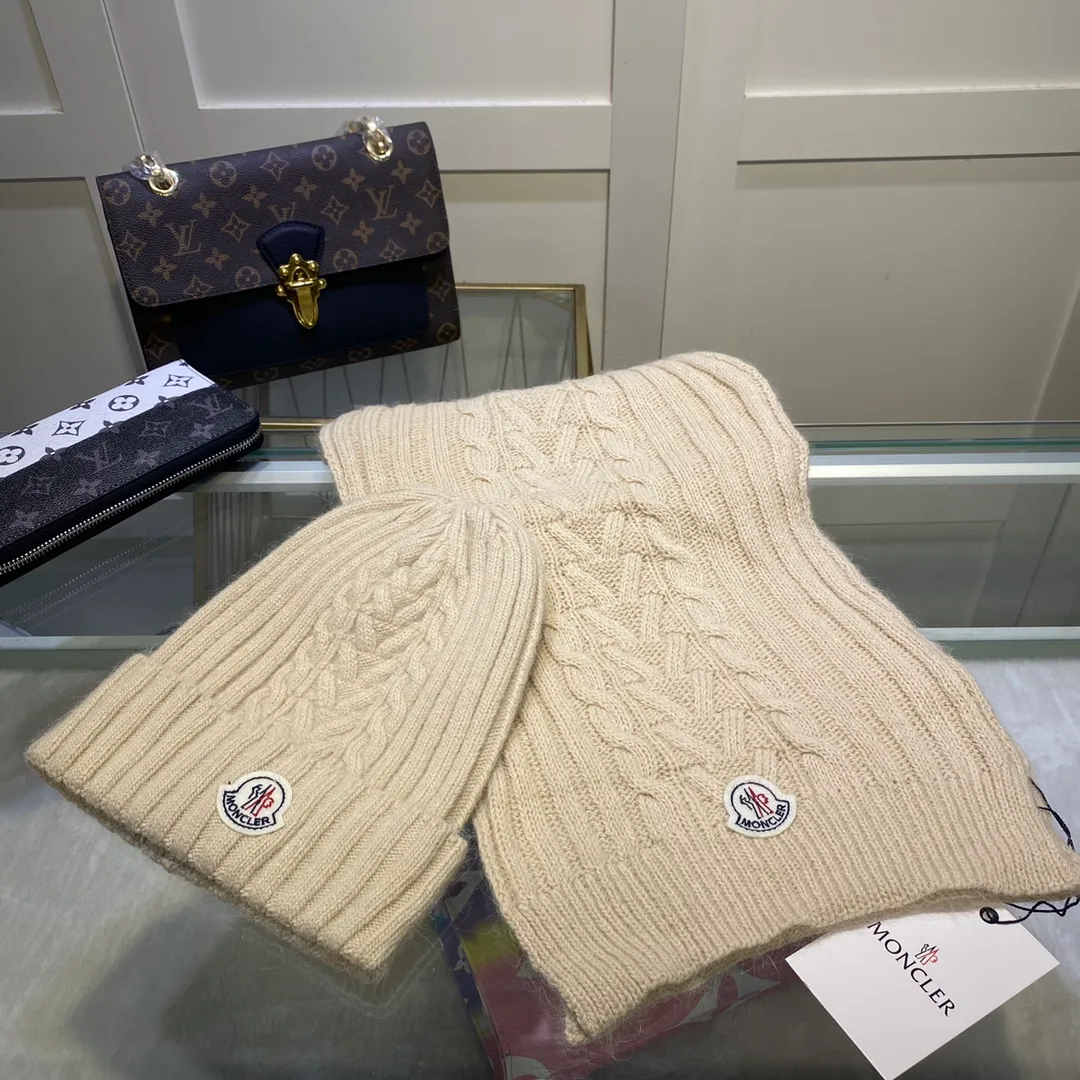 P170 MONCLER classic suit hat! Hat ➕Scarf! Cashmere and Rabbit Velvet Quality! It's warm and super comfortable~A great tool for young ladies to reduce their age in winter~This winter, all you need is a set of hats~It's warm and fashionable! Unisex model! Can be made as a couple model! Complete range of anti-counterfeiting labels and elevators! Many styles, welcome to choose!!