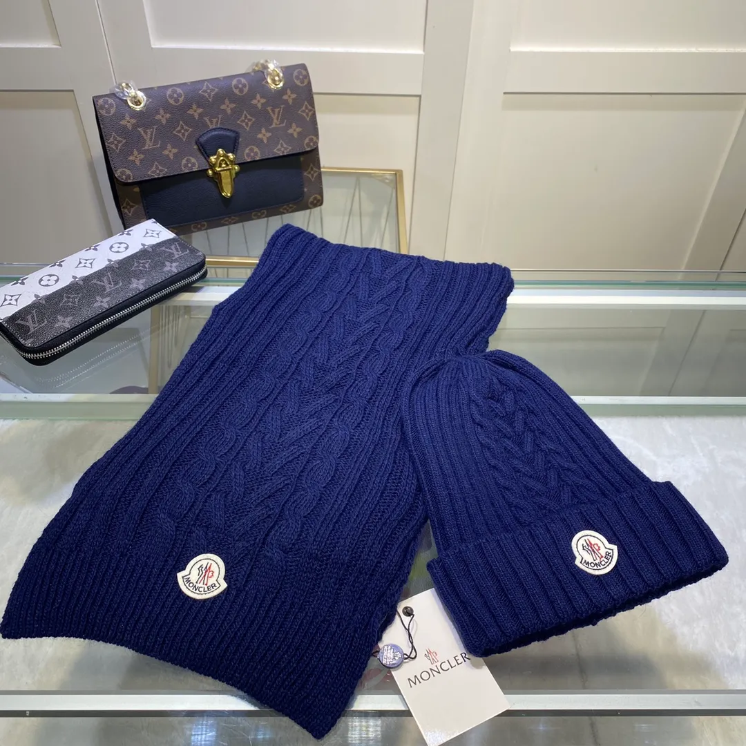 P170 MONCLER classic suit hat! Hat ➕Scarf! Cashmere and Rabbit Velvet Quality! It's warm and super comfortable~A great tool for young ladies to reduce their age in winter~This winter, all you need is a set of hats~It's warm and fashionable! Unisex model! Can be made as a couple model! Complete range of anti-counterfeiting labels and elevators! Many styles, welcome to choose!!