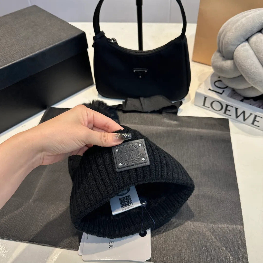 P70 Moncler hooded twist warm wool hat, sweet and cool style get! Reduce your age and make your face appear smaller. I’d like to share it with you all. The four colors match well and the breasts are so milky~