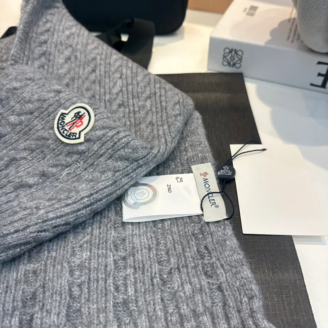 P90 MONCLER, classic cashmere and rabbit fleece quality! It's warm and super comfortable~A magical tool for young ladies to reduce their age in winter~This is the only thing you need this winter that's both warm and fashionable! Unisex model! Can be made as a couple model