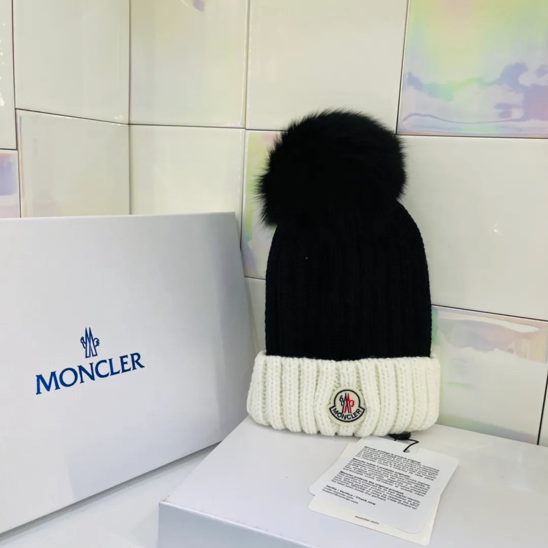 MONCLER Contrasting Color Beanie with Mouth Mouth and Fox Fur Ball, Super Cute. Each color is beautifully spliced ​​together ❤️