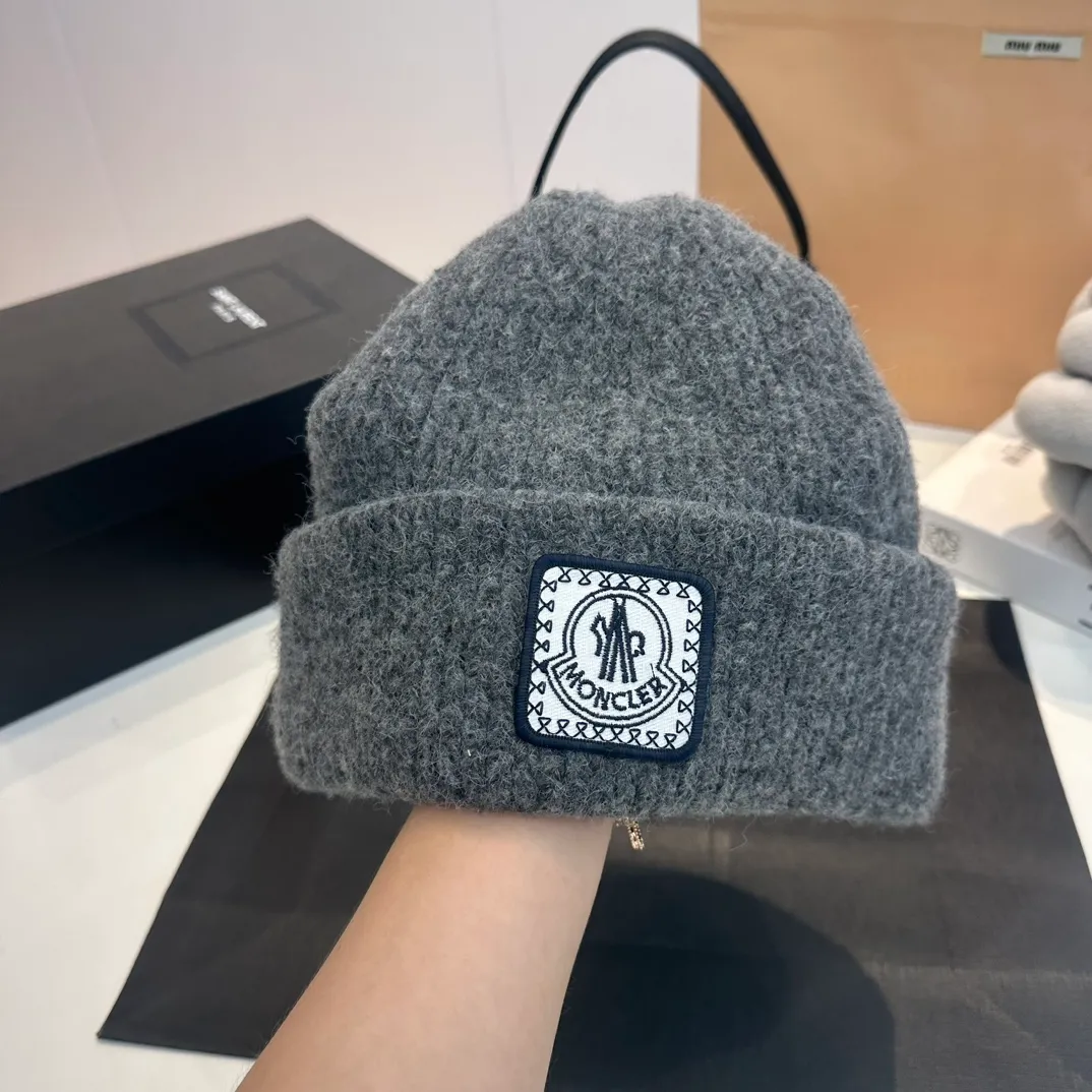 P70 Moncler muffled wool knitted thick edge beanie. It feels extremely soft and waxy. Highly elastic rabbit wool does not deform.