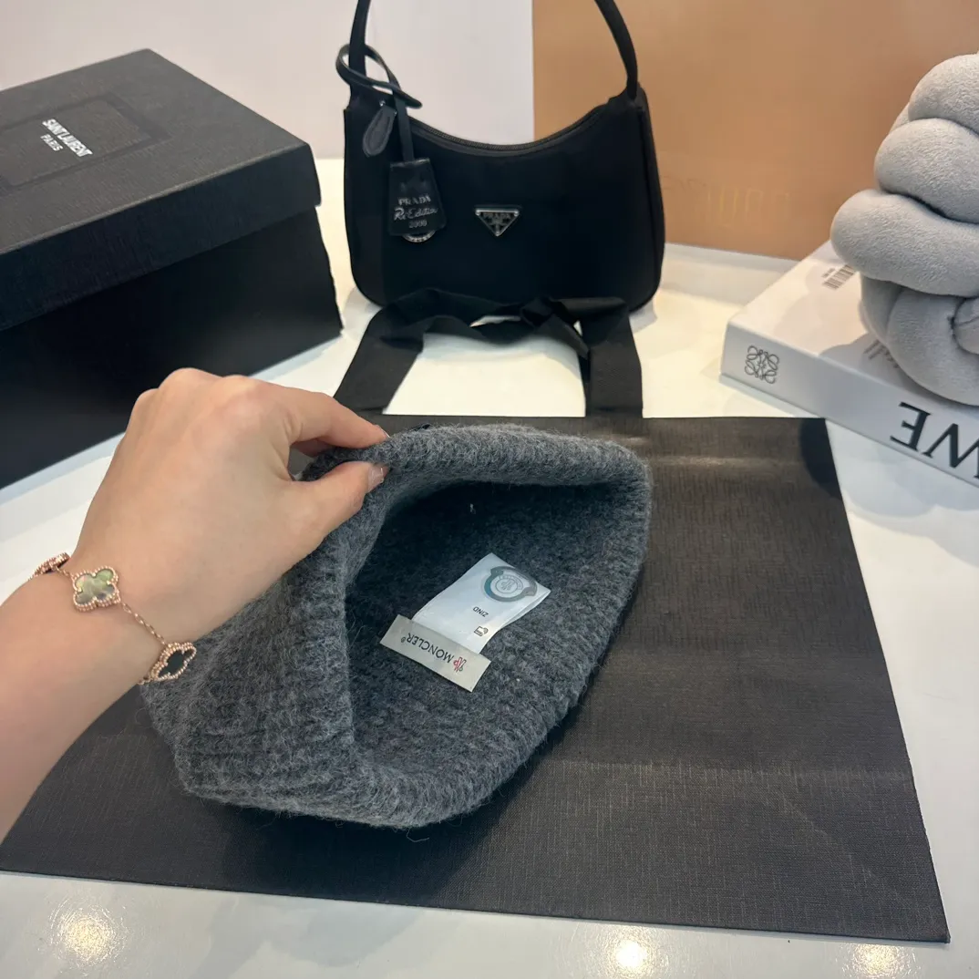 P70 Moncler muffled wool knitted thick edge beanie. It feels extremely soft and waxy. Highly elastic rabbit wool does not deform.