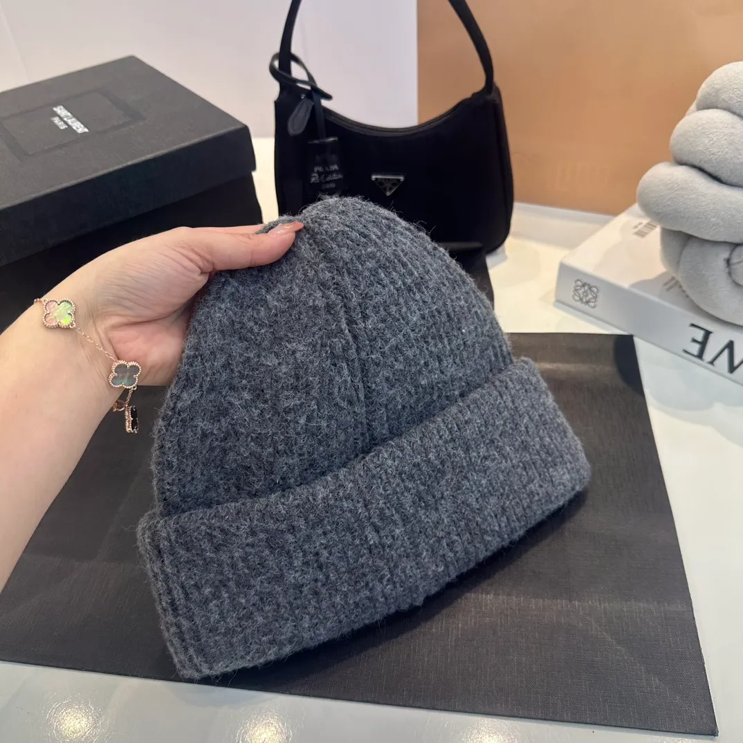 P70 Moncler muffled wool knitted thick edge beanie. It feels extremely soft and waxy. Highly elastic rabbit wool does not deform.
