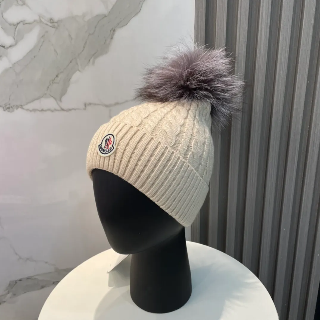 P90 with dust bag Moncler👒Classic original single-mouthed knitted wool hat, made of selected wool fabrics with ultra-high wool content‼ ️It feels super soft and has excellent elasticity. The rabbit fur ball is high-end, age-reducing and super warm!