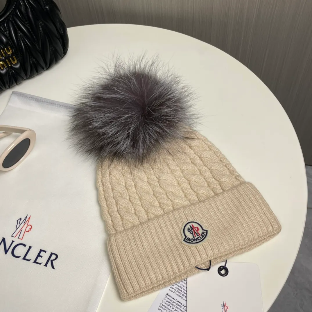 P90 with dust bag Moncler👒Classic original single-mouthed knitted wool hat, made of selected wool fabrics with ultra-high wool content‼ ️It feels super soft and has excellent elasticity. The rabbit fur ball is high-end, age-reducing and super warm!