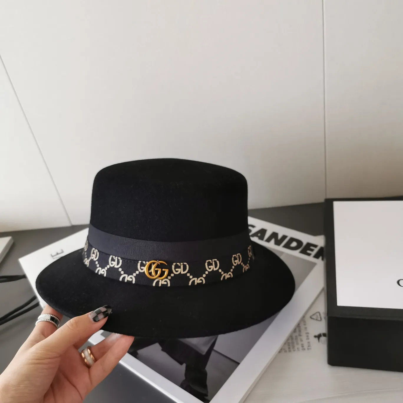 p170 Gucci flat-top webbed woolen hat, the most versatile one in autumn and winter🔛 The delicate texture of the material, the webbing splicing gives a high-end feel, the mold is customized with GG small fasteners, the bronze gold is very high-end, the French retro flavor🌟 low-key and luxurious, the hat shape is not picky, everyone has one💜