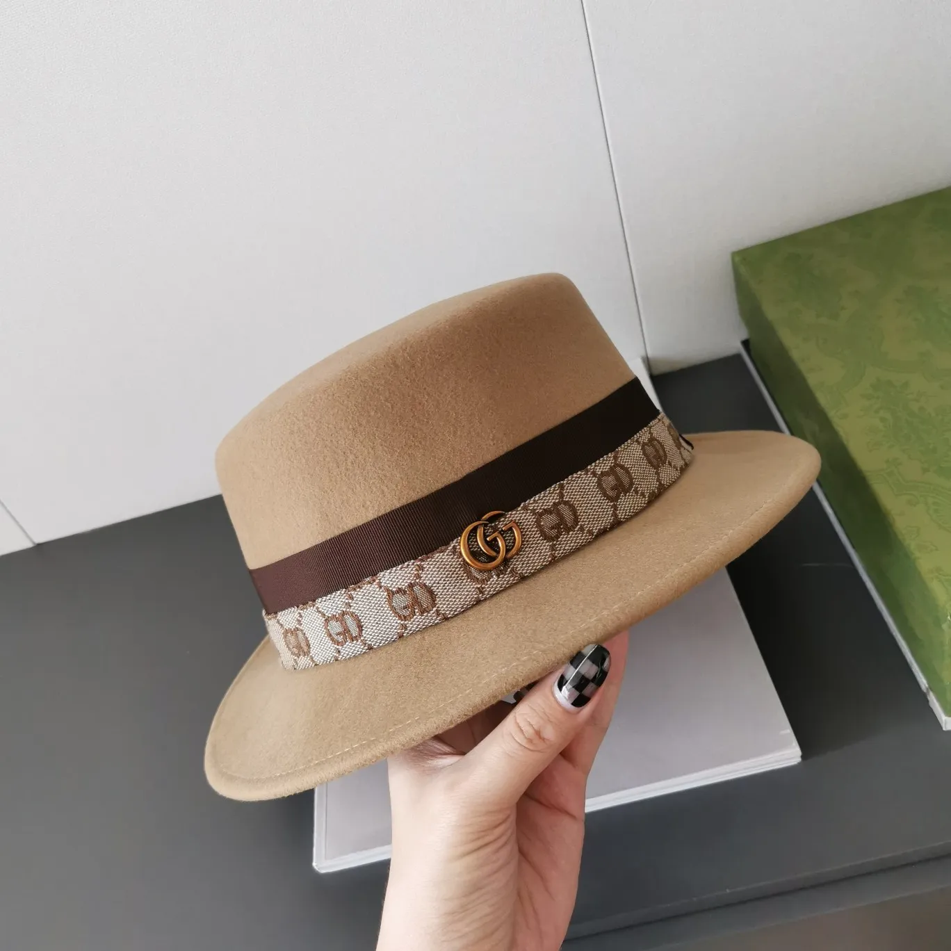 p170 Gucci flat-top webbed woolen hat, the most versatile one in autumn and winter🔛 The delicate texture of the material, the webbing splicing gives a high-end feel, the mold is customized with GG small fasteners, the bronze gold is very high-end, the French retro flavor🌟 low-key and luxurious, the hat shape is not picky, everyone has one💜