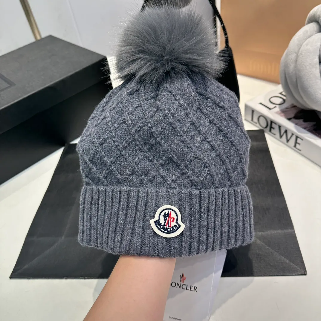 P80 Moncler👒high-end genuine exclusive style, hemp flower knitted hat, made of selected wool, skin-friendly and super soft‼ ️Paired with fox fur balls, it is very age-reducing‼ ️Complete trademark hangtags