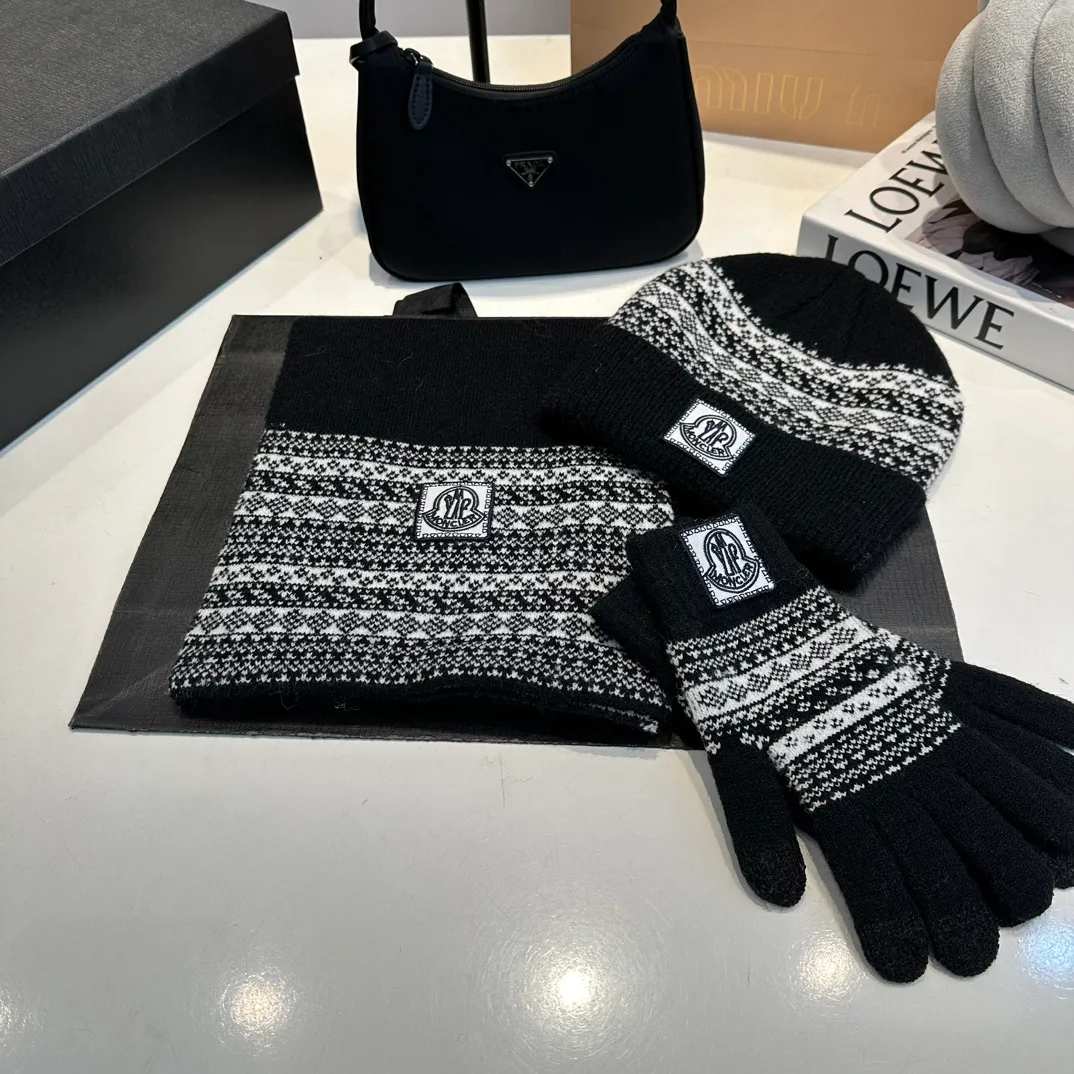P170 Moncler Moncler 💥 Mouth three-piece set, gloves, hat, scarf, original replica. Very soft and skin-friendly, very elastic 💓 Textured and very versatile style ~ Warm, one-size-fits-all and elastic ~ Unisex, can be worn by any head size. Super quality, highly recommended