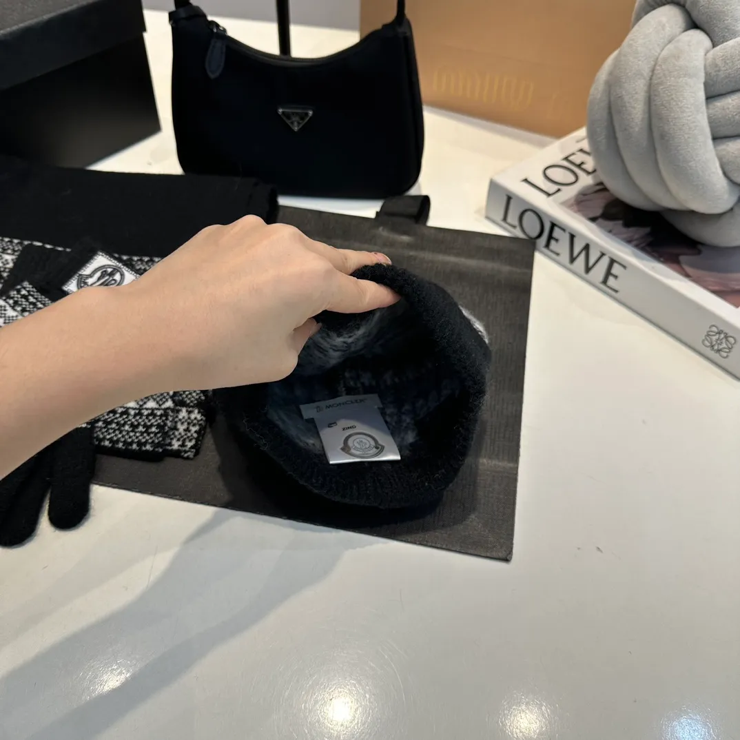 P170 Moncler Moncler 💥 Mouth three-piece set, gloves, hat, scarf, original replica. Very soft and skin-friendly, very elastic 💓 Textured and very versatile style ~ Warm, one-size-fits-all and elastic ~ Unisex, can be worn by any head size. Super quality, highly recommended
