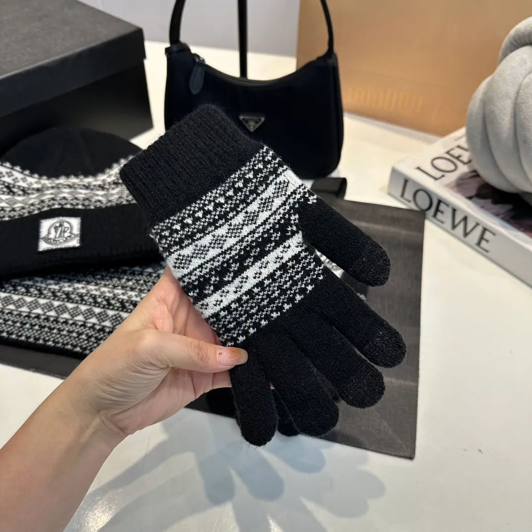 P170 Moncler Moncler 💥 Mouth three-piece set, gloves, hat, scarf, original replica. Very soft and skin-friendly, very elastic 💓 Textured and very versatile style ~ Warm, one-size-fits-all and elastic ~ Unisex, can be worn by any head size. Super quality, highly recommended