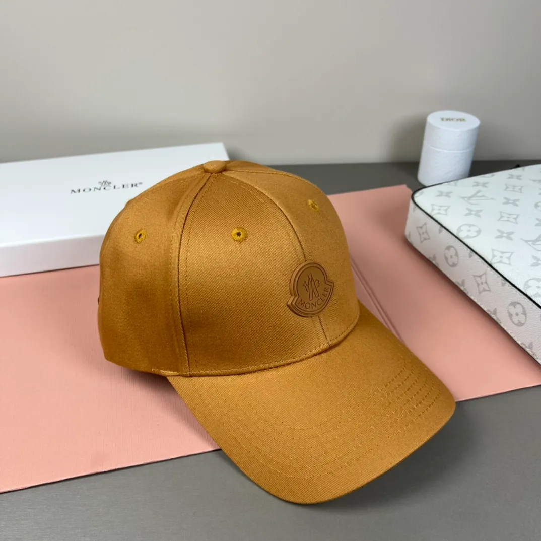 P52 comes with dust bag and MONCLER mouth covering🎩Good quality, high-end and stylish, super popular💖The texture is great, it’s great to match when out on the street! Fashion trends! A must-have item for going out, the same style for men and women, get it now!