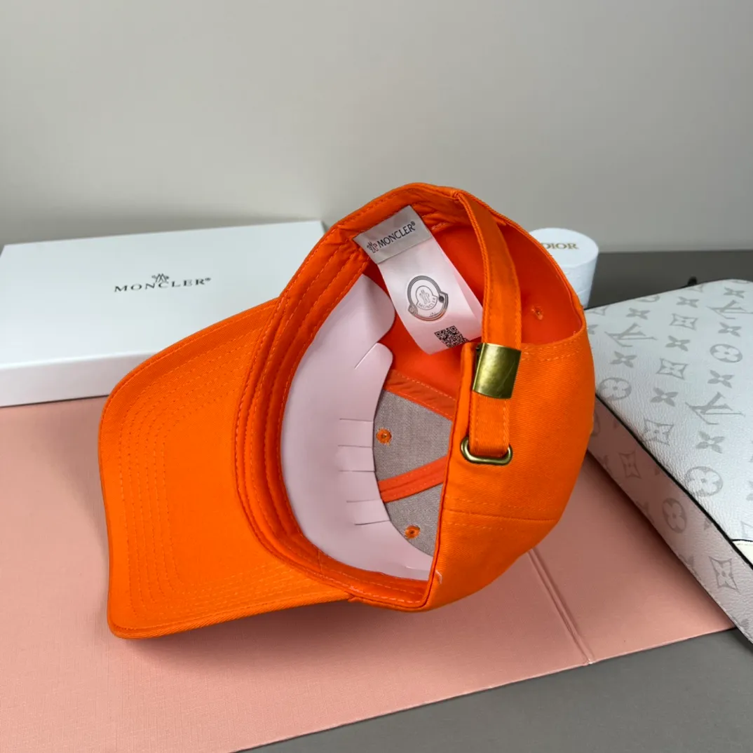 P52 comes with dust bag and MONCLER mouth covering🎩Good quality, high-end and stylish, super popular💖The texture is great, it’s great to match when out on the street! Fashion trends! A must-have item for going out, the same style for men and women, get it now!