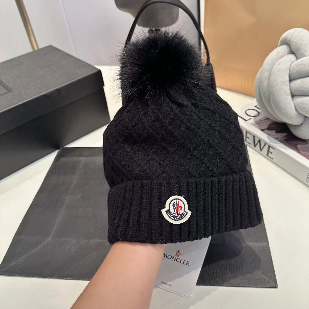 P80 Moncler👒high-end genuine exclusive style, hemp flower knitted hat, made of selected wool, skin-friendly and super soft‼ ️Paired with fox fur balls, it is very age-reducing‼ ️Complete trademark hangtags