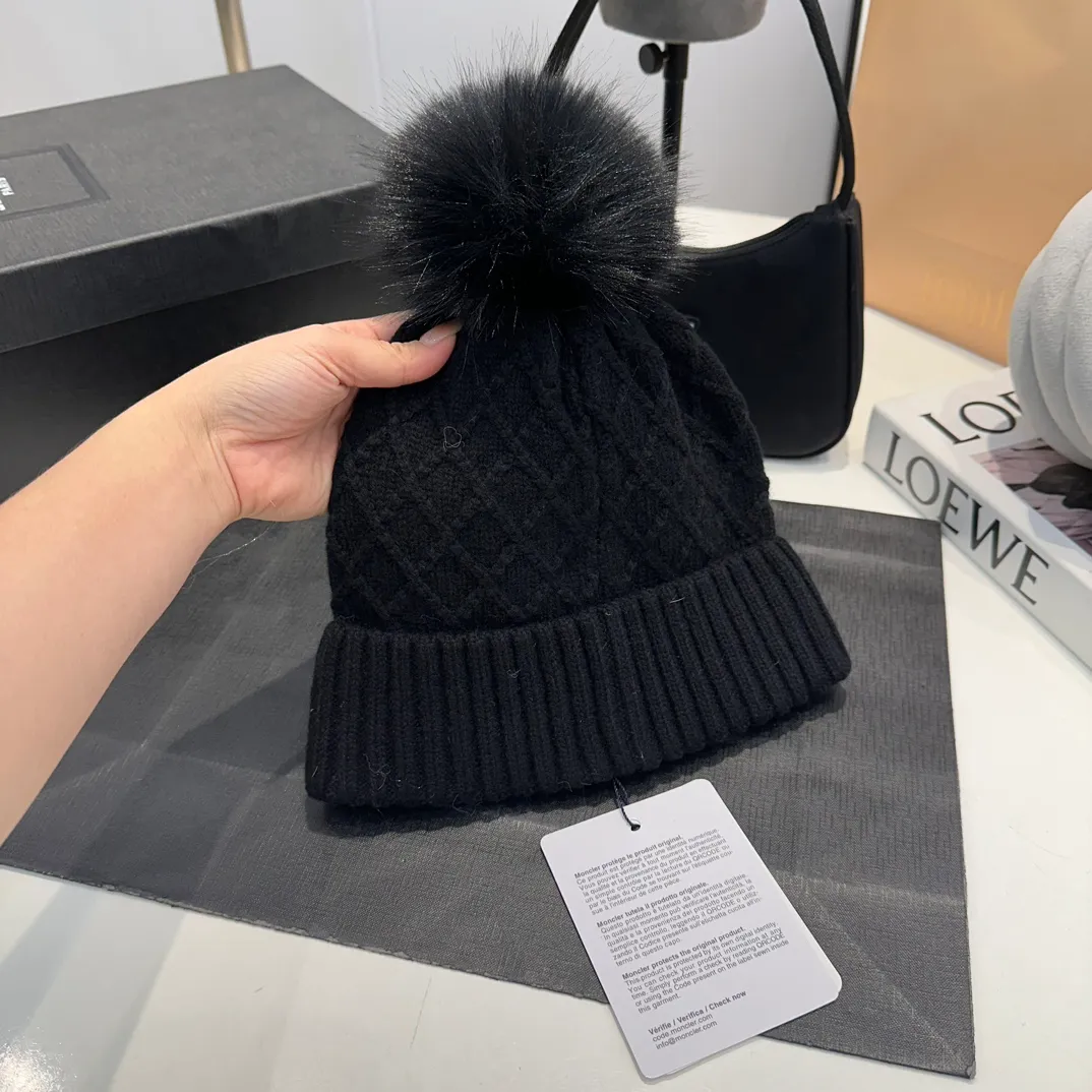 P80 Moncler👒high-end genuine exclusive style, hemp flower knitted hat, made of selected wool, skin-friendly and super soft‼ ️Paired with fox fur balls, it is very age-reducing‼ ️Complete trademark hangtags