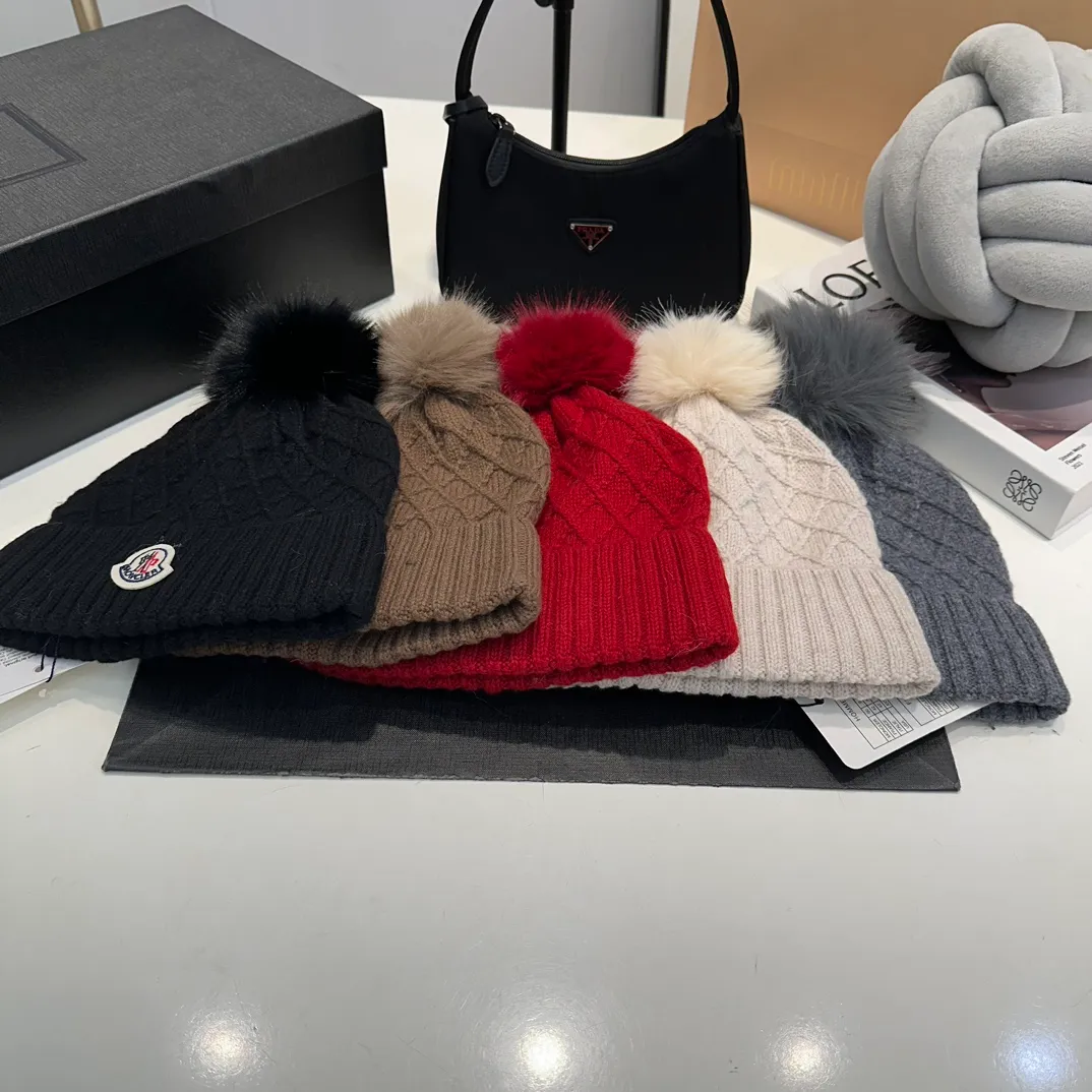 P80 Moncler👒high-end genuine exclusive style, hemp flower knitted hat, made of selected wool, skin-friendly and super soft‼ ️Paired with fox fur balls, it is very age-reducing‼ ️Complete trademark hangtags