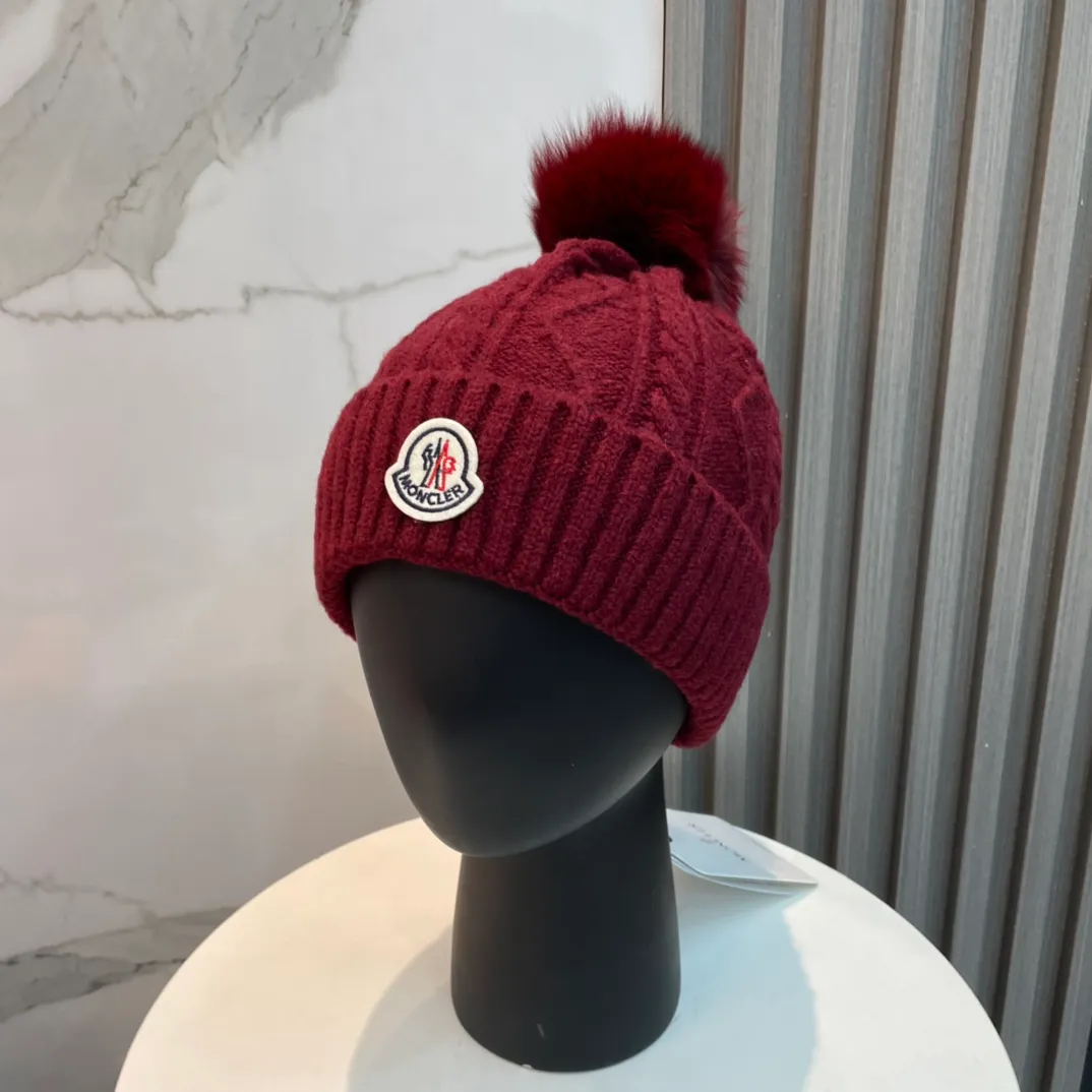 P90 with dust bag Moncler👒Classic original single-mouthed knitted wool hat, made of selected wool fabrics with ultra-high wool content‼ ️It feels super soft and has excellent elasticity. The rabbit fur ball is high-end, age-reducing and super warm!
