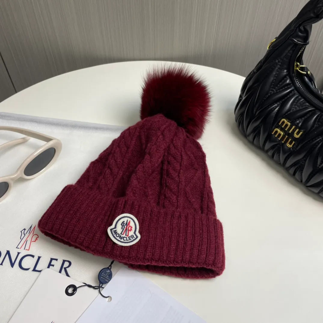 P90 with dust bag Moncler👒Classic original single-mouthed knitted wool hat, made of selected wool fabrics with ultra-high wool content‼ ️It feels super soft and has excellent elasticity. The rabbit fur ball is high-end, age-reducing and super warm!